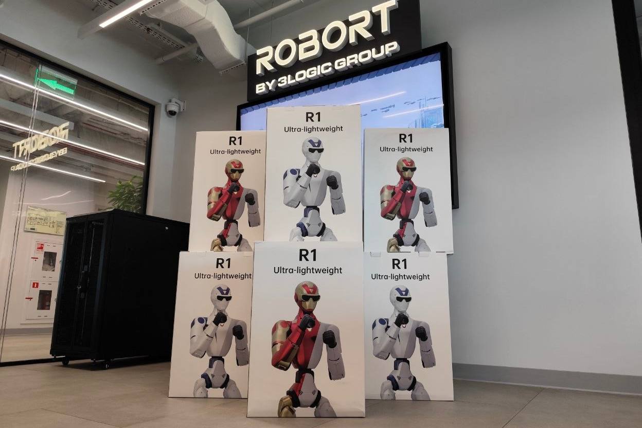Коробки с роботами Unitree R1 в демонстрационной зоне ROBORT